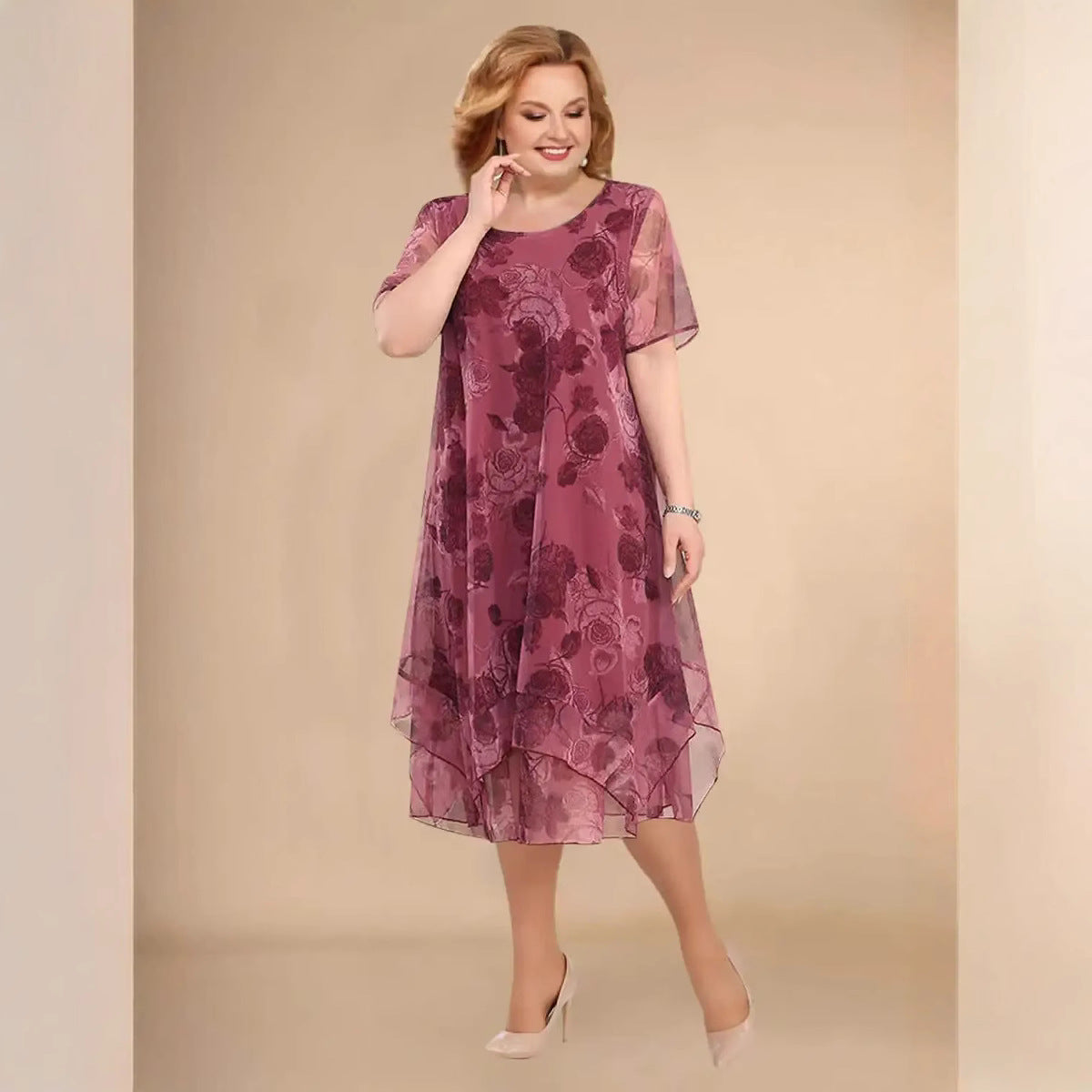 Elegante vestido asimétrico de gasa floral de manga corta